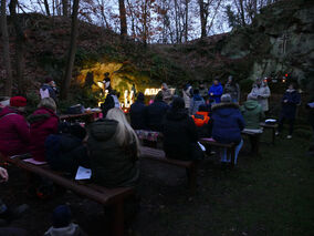 Waldadvent in der Fatima-Grotte (© Karl-Franz Thiede)